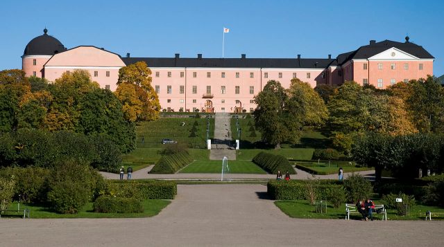 1280px-Uppsala_slott_as_seen_from_the_botanical_garden