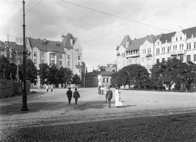 n1906 . Kasarmitori. Taustalla vas. Pohjoinen Makasiinikatu 7,5, oik. Fabianinkatu 17,15